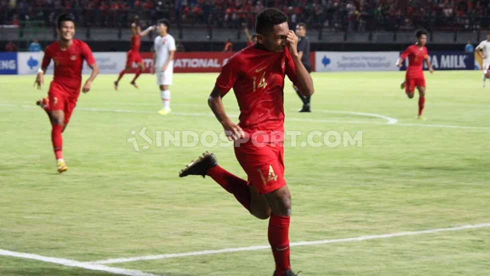 Selebrasi pemain Timnas Indonesia U-19, Fajar Fathur usai mencetak gol ke gawang China U-19 di Stadion Gelora Bung Tomo, Surabaya, Kamis (17/10/19).