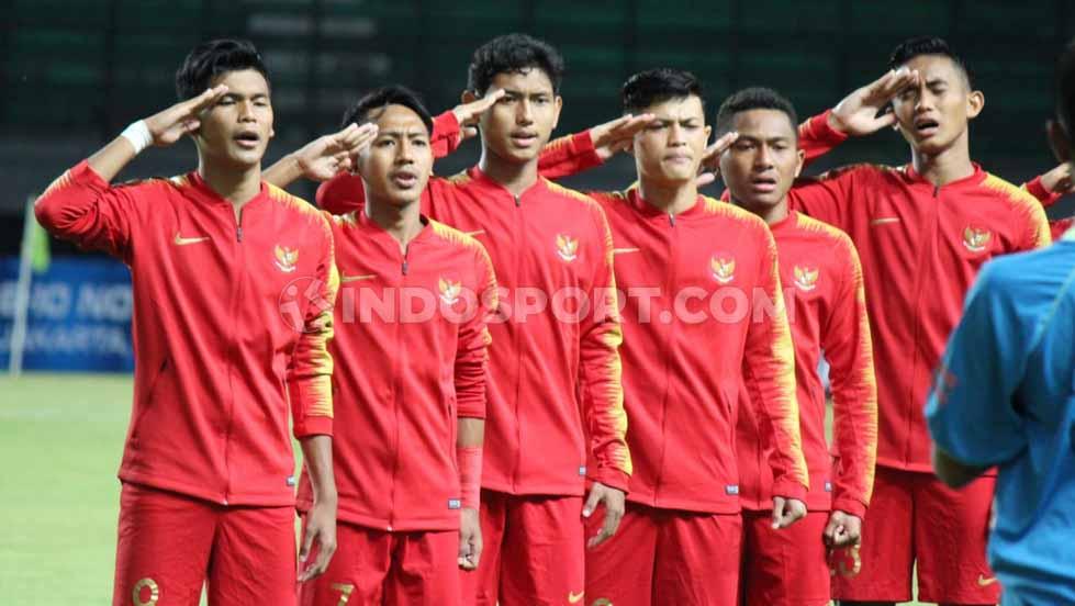 Para pemain Timnas Indonesia U-19 serempak melakukan gerakan hormat kala lagu kebangsaan Indonesia Raya berkumandang.