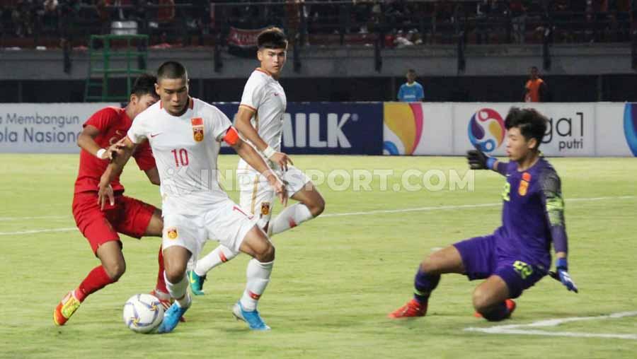 Upaya pemain China U-19 untuk membobol gawang Timnas Indonesia U-19.
