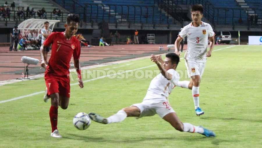 Bek China U-19 berusaha menghadang laju pemain Timnas Indonesia U-19.