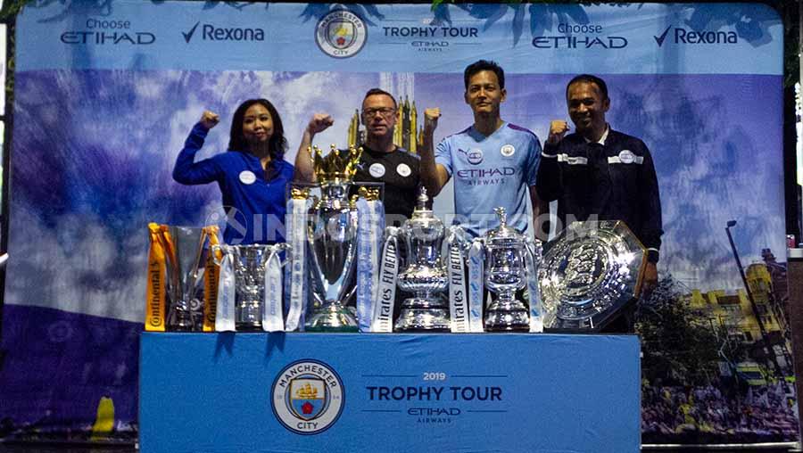 Acara Manchester City Trophy Tour 2019 yang menghadirkan trofi klub Liga Inggris tersebut bersama sang legenda, Paul Dickov. - INDOSPORT