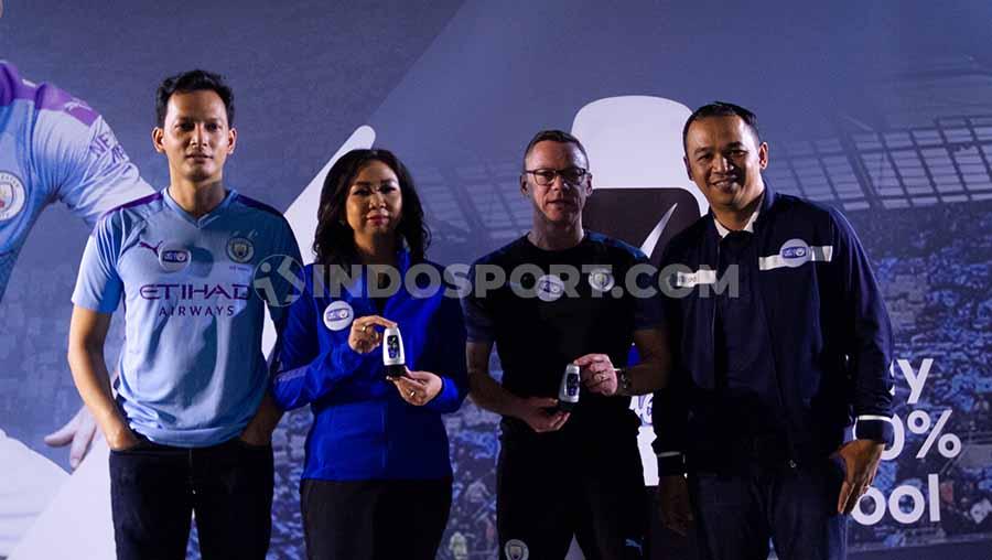 Aktor Indonesia Fedi Nuril dan legenda sepak bola Paul Dickov turut hadir di acara Manchester City Trophy Tour 2019. - INDOSPORT