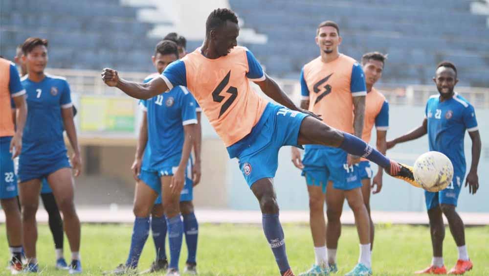 Pemain Arema FC, Makan Konate terlihat saat menjalani latihan, Jumat (18/10/19).