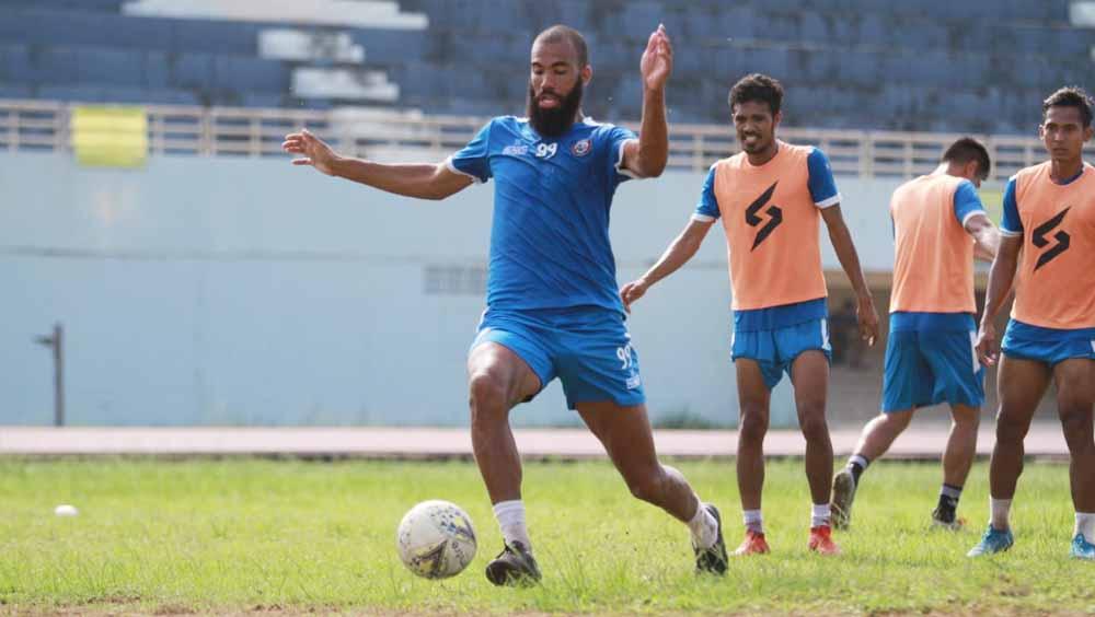 Pemain Arema FC, Sylvano Comvalius terlihat saat menjalani latihan, Jumat (18/10/19). Copyright: Media Officer Arema