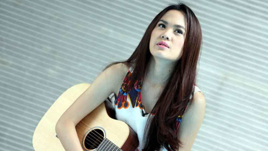 Penyanyi Sheryl Sheinafia bikin netizen kagum berkat pose santainya saat melakukan olahraga selam bebas atau free diving.