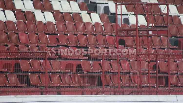 Sejumlah sisi terlihat tak ada kursi di tribun timur Stadion Kapten I Wayan Dipta, Bali Copyright: Nofik Lukman Hakim/INDOSPORT