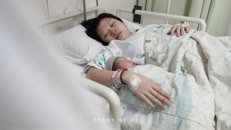 Mantan atlet bulutangkis, Debby Susanto, melahirkan putranya hari ini, Jumat (18/10/19). Copyright: Story of Us