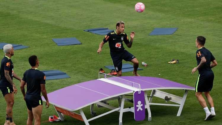 Empat pemain Timnas Brasil pernah refreshing sejenak dari latihan dengan bermain Football Table Tennis Copyright: DreamTeamFC