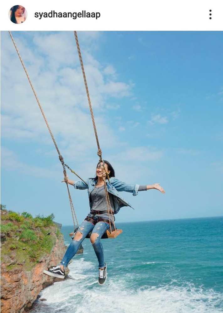 Syadha Angella berfoto cantik dengan ayunan, ditemani pemandangan laut Copyright: Instagram @syadhaangellaap