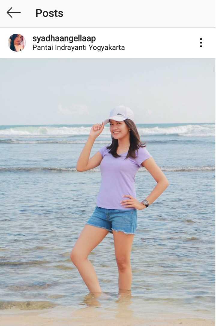 Tampil modis dan sporty saat ke pantai. Copyright: Instagram @syadhaangellaap