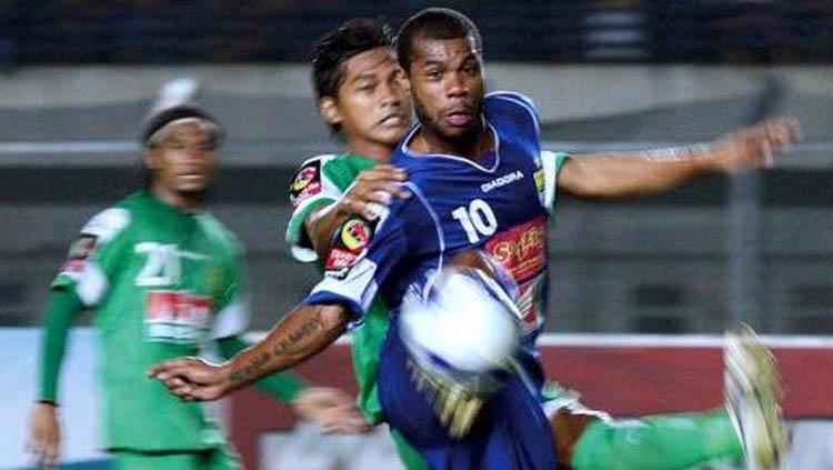 Hilton Moreira saat berduel dengan pemain lawan pada laga Persib Bandung vs Persebaya Surabaya di ISL 2009-2010. - INDOSPORT
