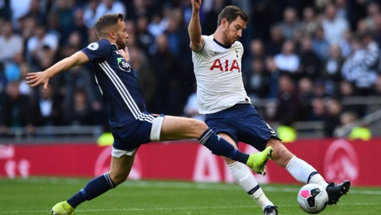 Jan Vertonghen berusaha membuang bola dari pertahanan saat pertandingan Tottenham Hotspur vs Watford, Sabtu (19/10/19) malam WIB. Copyright: tottenhamhotspur.com