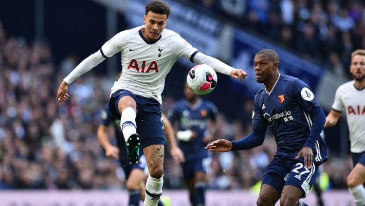 Dele Alli berusaha mengendalikan bola saat pertandingan Tottenham Hotspur vs Watford, Sabtu (19/10/19) malam WIB.