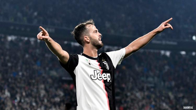 Miralem Pjanic, pemain Juventus melakukan selebrasi usai mencetak gol ke gawang Bologna. Copyright: https://twitter.com/juventusfcen