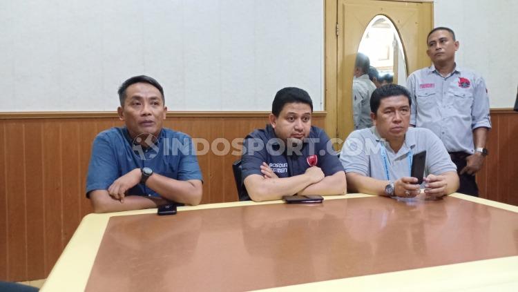 Ali Gauli Arief (Ketua Panpel Lokal PSM Makassar/kiri), Munafri Arifuddin (CEO PSM Makassar/tengah), dan Cahyanto (Pengawas Pertandingan Laga PSM Makassar vs Persija Jakarta/kanan)