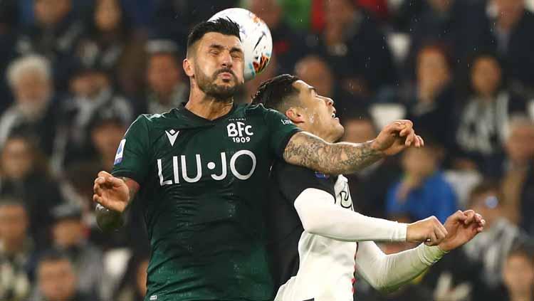 Roberto Soriano tengah duel udara dengan Cristiano Ronaldo Copyright: Marco Luzzani/Getty Images