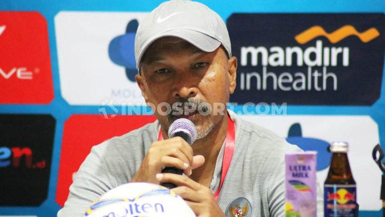 Fakhri Husaini memberikan wejangan untuk para pemain Timnas Indonesia U-19 yang baru saja 'dikerjai' oleh Timnas Vietnam dan Thailand di Piala AFF U-19 2022. Foto: Nofik Lukman Hakim/INDOSPORT