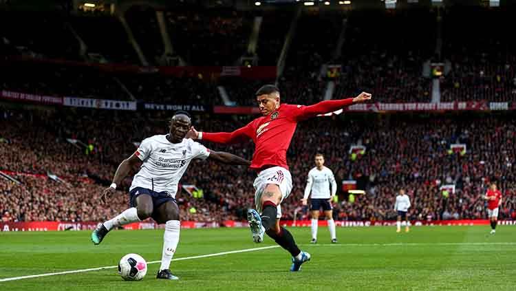 Marcos Rojo akan menggagalkan tendangan Sadio Mane pada laga di Old Trafford, Kamis (20/10/19) Foto: Robbie Jay Barratt - AMA/Getty Images