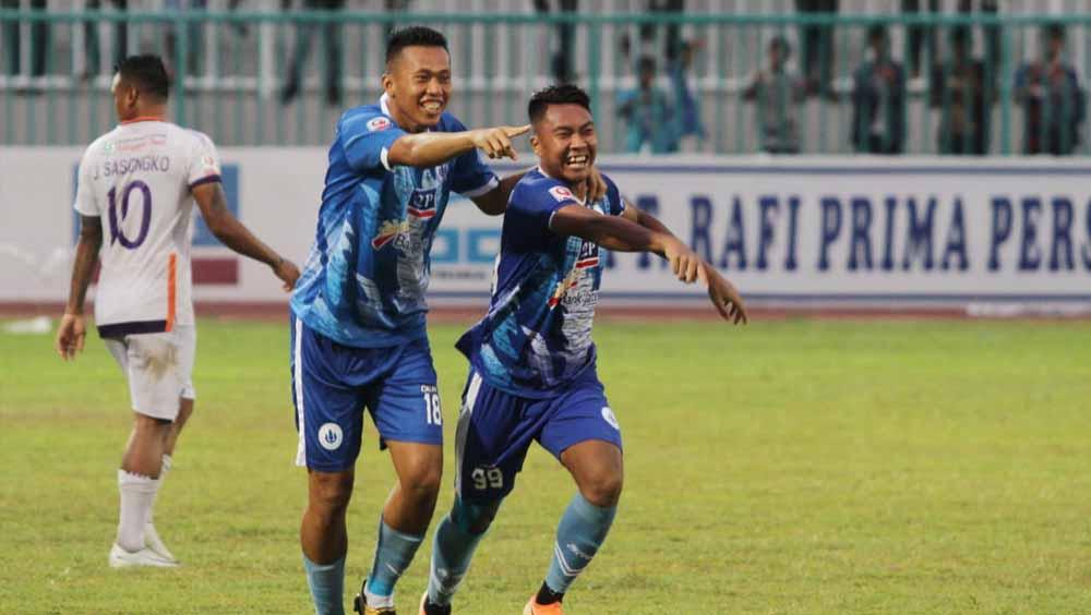 Pemain PSCS Cilacap, Tinton Suharto dan Gustur Cahyo berselebrasi usai timnya mencetak gol ke gawang PSGC Ciamis di Stadion Wijayakusuma, Senin (21/10/19). - INDOSPORT