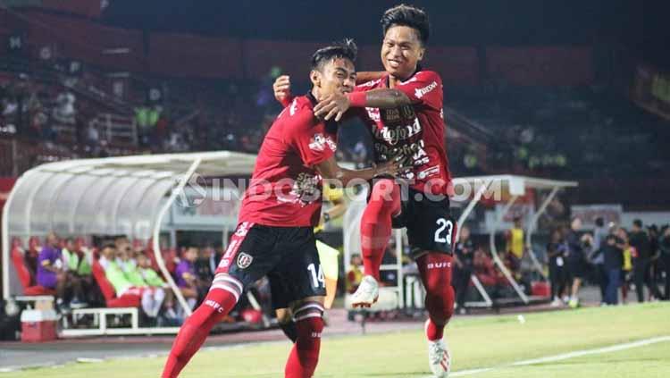 Selebrasi Fadil Sausu bersama Fahmi Al Ayyubi usai mencetak gol ke gawang Perseru Badak Lampung FC dalam lanjutan Shopee Liga 1 2019 di Stadion Kapten I Wayan Dipta, Gianyar, Selasa (22/10/19). Foto : Nofik Lukman Hakim - INDOSPORT