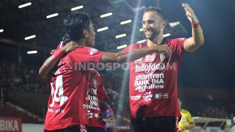 Selebrasi Fadil Sausu bersama Ilija Spasojevic usai mencetak gol ke gawang Perseru Badak Lampung FC dalam lanjutan Shopee Liga 1 2019 di Stadion Kapten I Wayan Dipta, Gianyar, Selasa (22/10/19). Foto : Nofik Lukman Hakim Copyright: Nofik Lukman Hakim/INDOSPORT