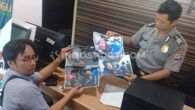 Budi Cahyono menunjukkan foto-foto intimidasi dirinya dalam laporan di Mapolda DIY, Rabu (23/10/19). - INDOSPORT