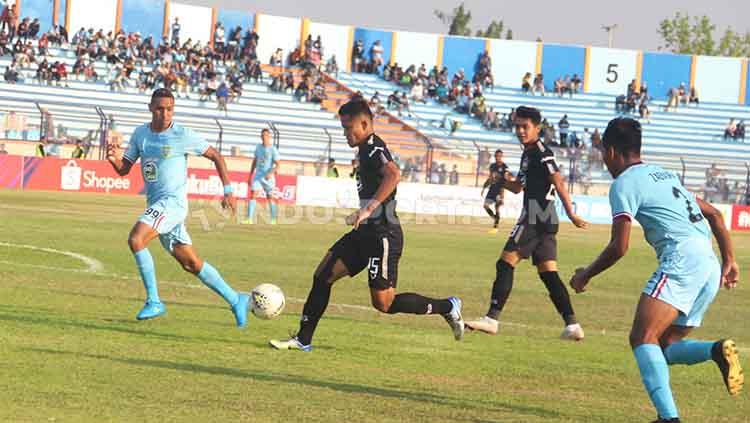 Aksi Frendi Saputra saat PSIS melawan Persela Lamongan