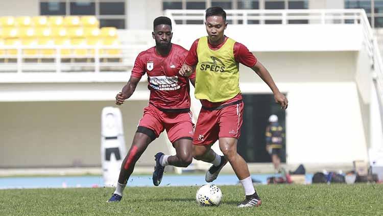 Gelandang Persipura Jayapura, Muhammad Tahir, saat menjalani latihan bersama rekannya menjelang laga Liga 1.