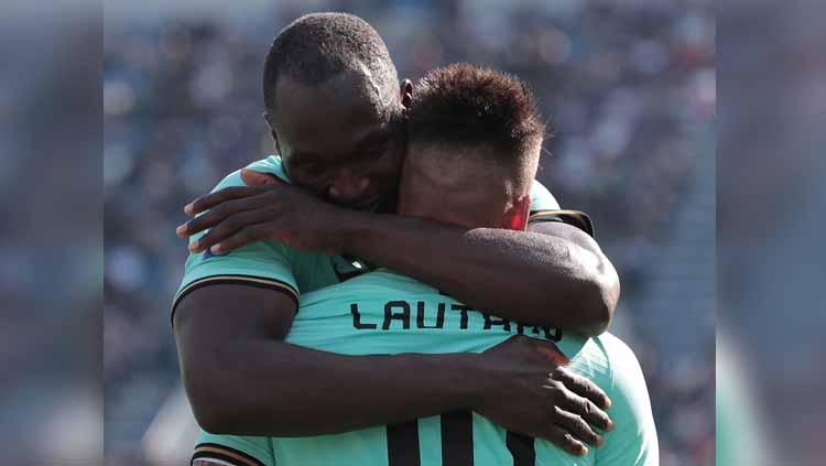 Lautaro Martinez dan Romelu Lukaku saat melakukan selebrasi pada laga saat melawan Sassuolo. Copyright: Emilio Andreoli/Getty Images