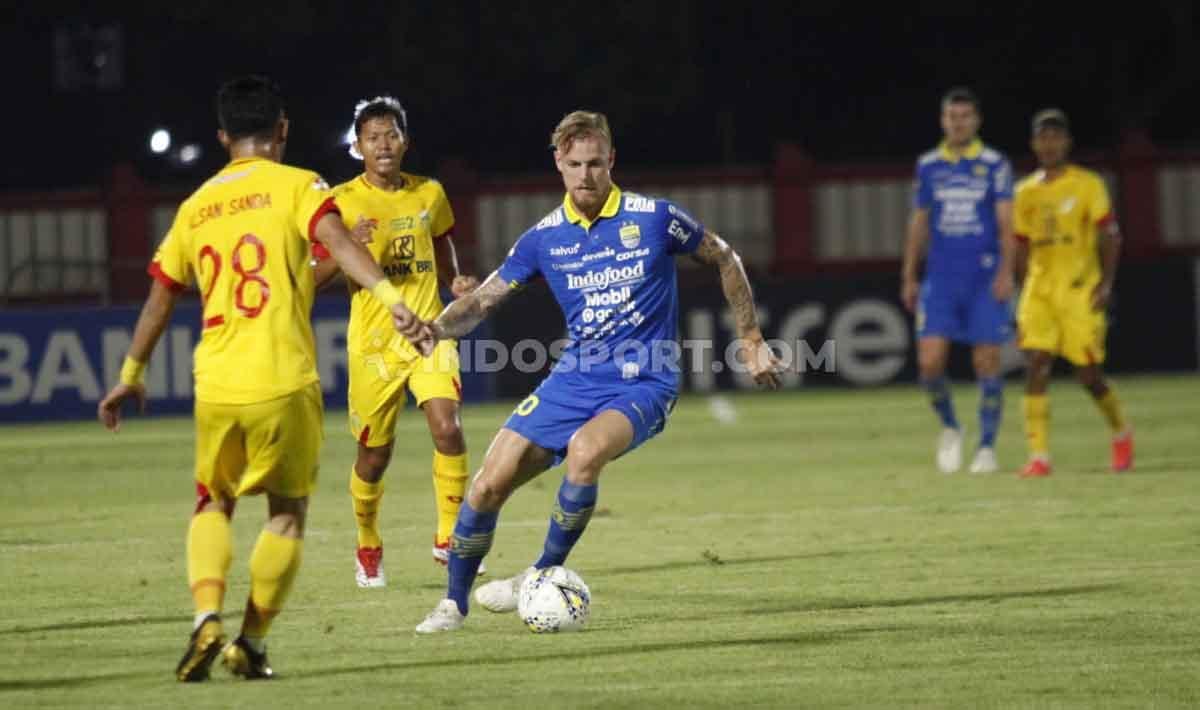 Kevin van Kippersluis berusaha menggojek pemain Bhayangkara FC. Copyright: Herry Ibrahim/INDOSPORT
