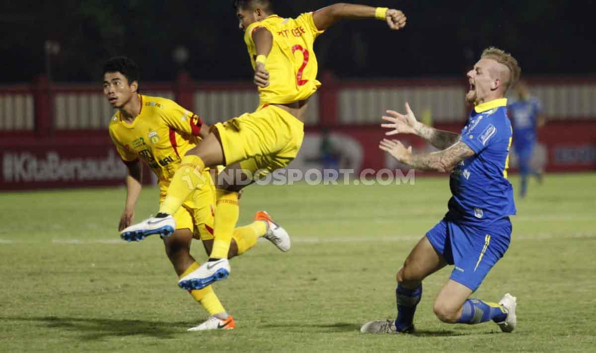 Seteleah klub Spanyol, CD Badajoz mendepak Kevin van Kippersluis, mereka kemudian mendatangkan eks penyerang Real Sociedad.