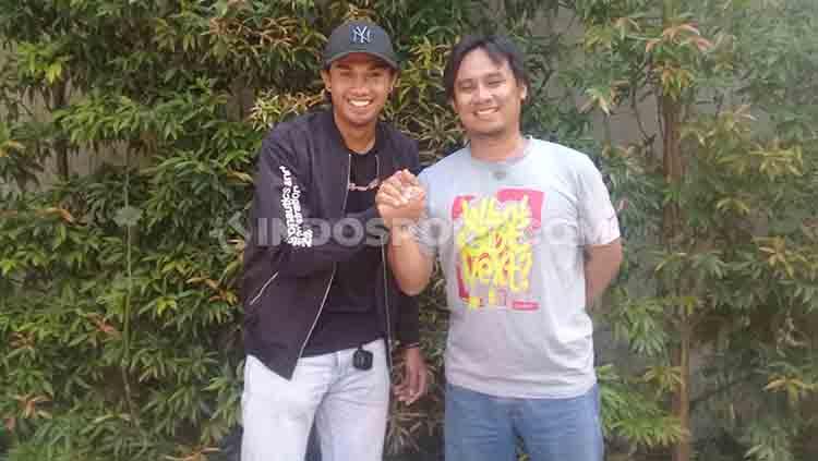 Bek PSIM Yogyakarta, Achmad Hisyam Tolle dan jurnalis olahraga, Budi Cahyono menggelar pertemuan dengan awak media di Kopi TM, Sleman, Kamis (24/10/19).