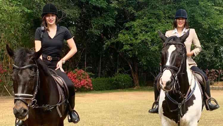 Nia Ramadhani belajar berkuda dengan Adinda Andarina Bakrie