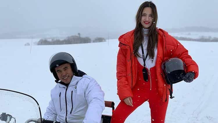 Nia Ramadhani menikmati liburan bersama suami Ardi Bakrie di White Isle Niseko
