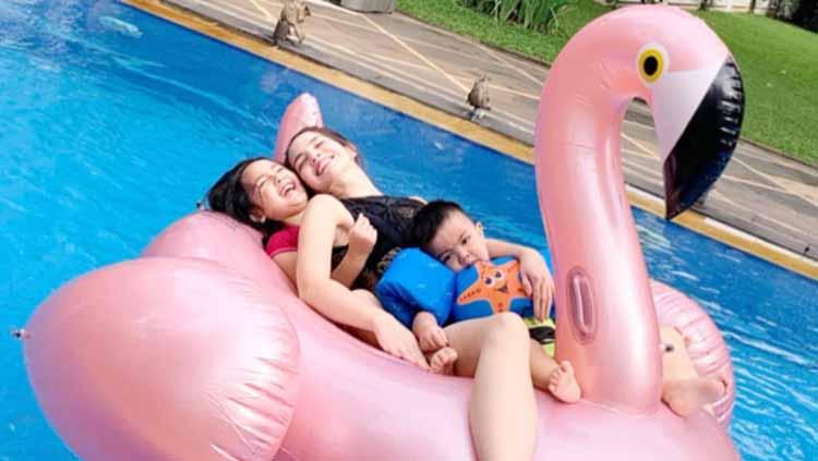 Nia Ramadhani saat menemani anaknya main bebek-bebek bebekan di kolam renang