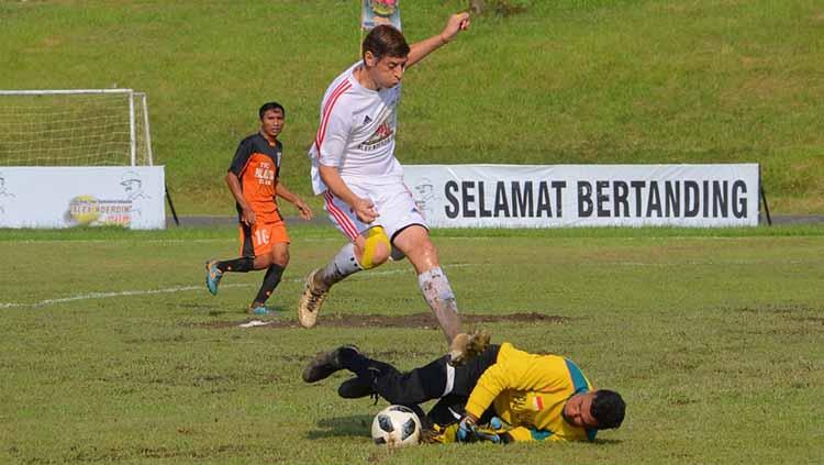 Ronald Fagundez (Putih) Ketika Melakukan Turnamen Tarkam - INDOSPORT