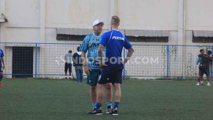 Pelatih Persib Bandung, Robert Rene Albert berbincang dengan pemainnya Kevin van Kippersluis di Lapangan Lodaya, Kota Bandung, Jumat (25/10/2019). Copyright: Arif Rahman/INDOSPORT