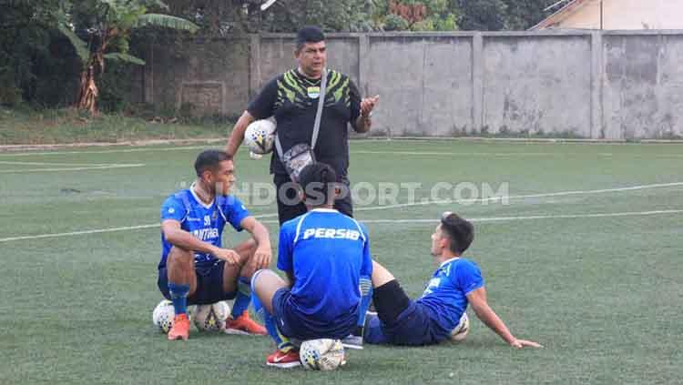 Dokter tim Persib Bandung, Rafi Ghani berbincang dengan tiga pemain Persib di Lapangan Lodaya, Kota Bandung, Jumat (25/10/2019).