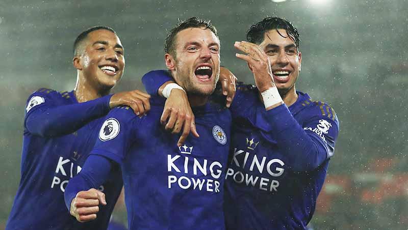 Selebrasi pemain Leicester City, Jamie Vardy merayakan kemenangan atas Southampton di Liga Inggris. - INDOSPORT
