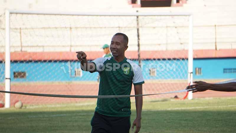 Uston Nawawi memimpin latihan Persebaya di stadion Gelora Delta, Sidoarjo. Jumat (25/10/19).