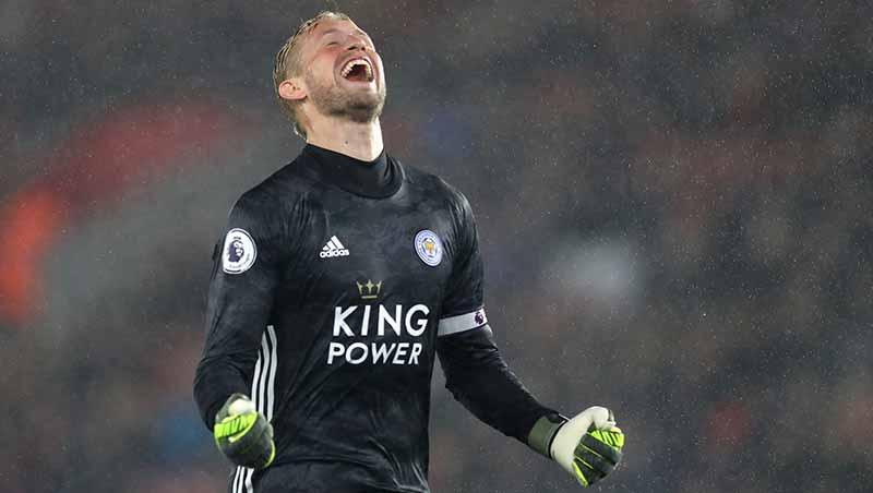 Selebrasi kiper Leicester City, Kasper Schmeichel merayakan kemenangan atas Southampton di Liga Inggris. Copyright: Naomi Baker/Getty Images