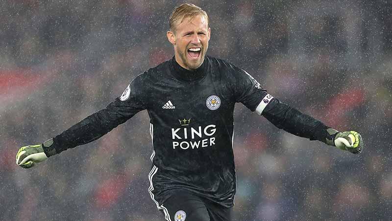 Selebrasi kiper Leicester City, Kasper Schmeichel merayakan kemenangan atas Southampton di Liga Inggris. - INDOSPORT