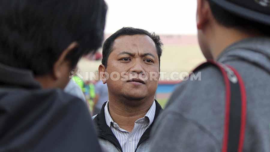Sekretaris Persebaya, Ram Surahman saat ikut melihat latihan di Stadion Gelora Delta, Sidoarjo pada Jumat (25/10/19). - INDOSPORT
