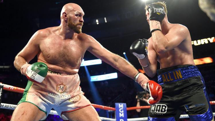 Petinju Tyson Fury (kiri) saat menghadapi Otto Wallin.