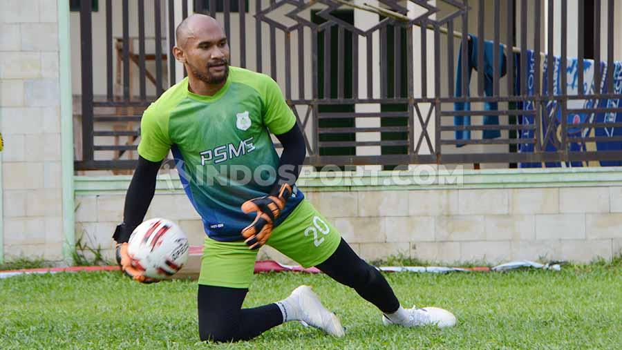 Alfonsius Kelvan saat masih berseragam PSMS. Kiper ini memutuskan mundur dari klub Liga 1 Persela dengan alasan ingin dekat dengan keluarga di Kalimantan