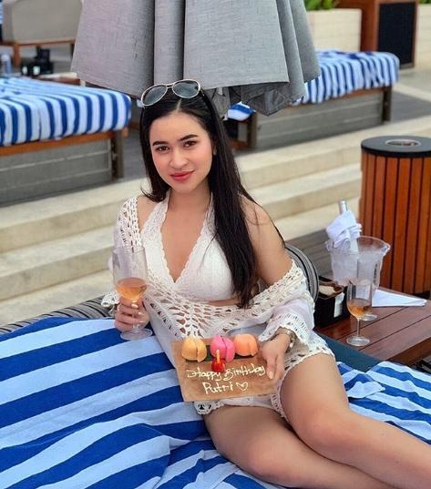 Pose seksi Putri Amelia Zahraman, Miss Sport yang diduga terlibat prostitusi online. Copyright: Instagram@putrimeliaaa