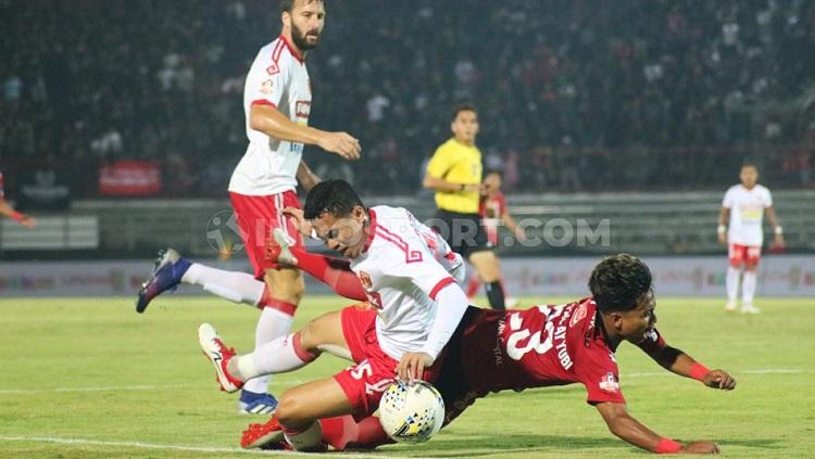 Fahmi Al Ayyubi, saat dijatuhkan bek Perseru Badak Lampung FC, Reva Adi Utama dalam laga di Stadion Kapten I Wayan Dipta, Gianyar, Selasa (22/10/19) lalu.