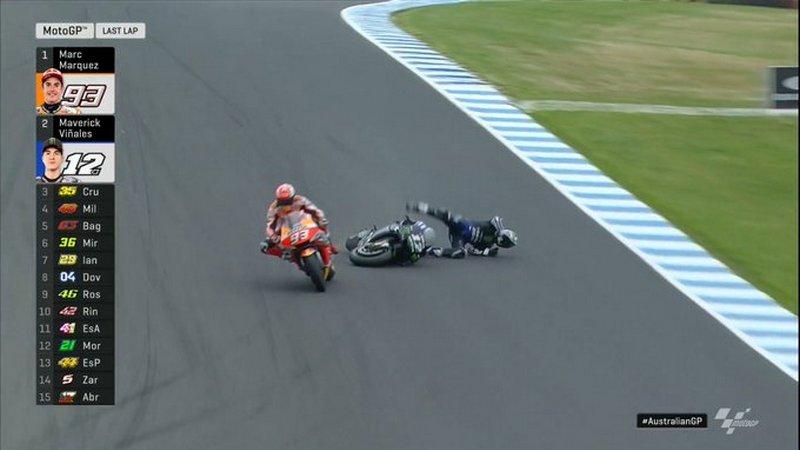 Momen Maverick Vinales terjatuh saat berduel dengan Marc Marquez Copyright: twitter.com/MotoGP