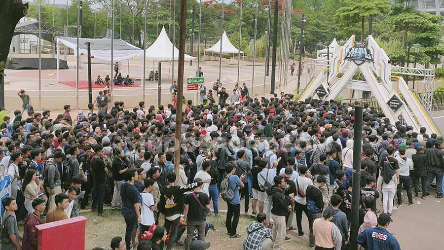Ribuan fans tertahan di pintu masuk Tennis Indoor Senayan, guna menyaksikan babak final dan grand final Mobile Legends Profesional League (MPL) Indonesia Season 4, Minggu (27/10/19).