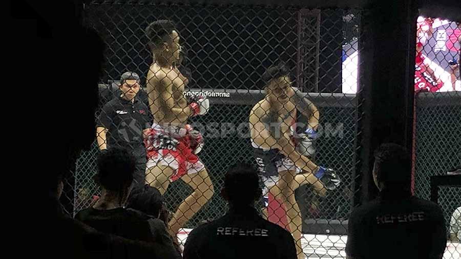 Aktor Indonesia, Randy Pangalila sukses memenangi duel bertajuk Celebrity Fight dalam gelaran One Pride MMA Fight Night 33 melawan rekan sesama aktor, Adhi Pawitra, Sabtu (26/10/19) malam WIB. - INDOSPORT